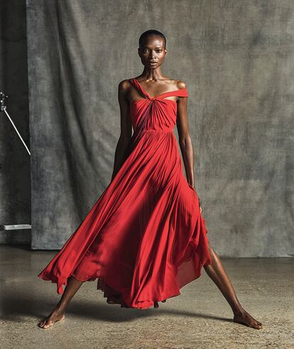 Debra Shaw con vestido de gasa de DIOR.