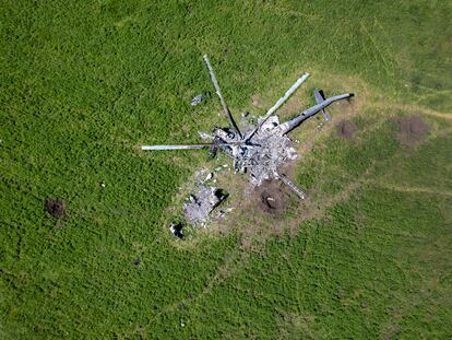 Restos de un helicóptero ruso abatido en Biskvitne, Ucrania, el 16 de mayo.