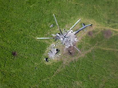 Restos de un helicóptero ruso abatido en Biskvitne, Ucrania, el 16 de mayo.