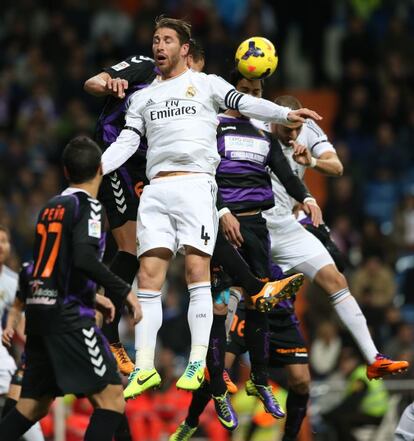 Sergio Ramos salta por el balón entre varios jugadores del Valladolid.