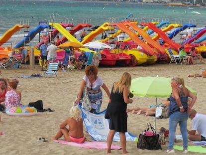 Turistas en la playa de Llevant de Salou (Tarragona).