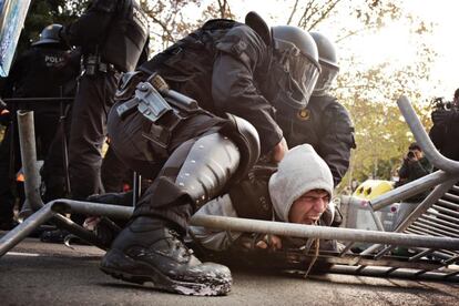 'Mossos' detienen a un joven durante las protestas en Barcelona.