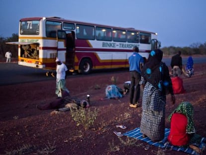 Parada de ônibus da linha Bamako-Mopti, onde os passageiros aproveitam para rezar ao entardecer.