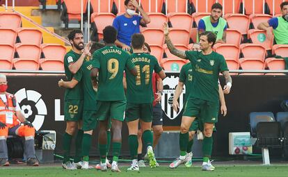 Raúl García celebra uno de sus dos goles al Valencia en Mestalla. / MARÍA JOSÉ SEGOVIA (AFP)