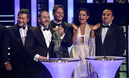 Venezuelan director Miguel Ferrari (2L) and members of his cast stand after winning the Goya award for Best Ibero-American Film for 'Azul y no tan rosa'.