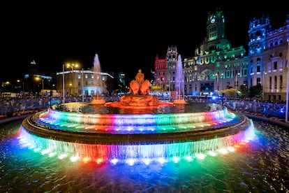 La fuente de Cibeles, iluminada con los colores del arcoíris durante el Orgullo. Unas 600.000 personas han participado en esta edición, el doble que en 2019. 