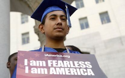 Joven en acto en Los Angeles a favor de las medidas migratorias de Obama