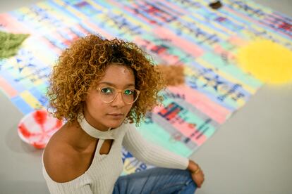 La artista Agnes Essonti Luque, con su obra, en una imagen cedida por Casa Encendida.