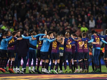 Barça players celebrate their Liga win.