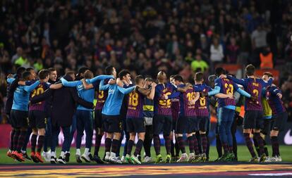 Barça players celebrate their Liga win.