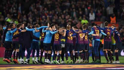 Barça players celebrate their Liga win.