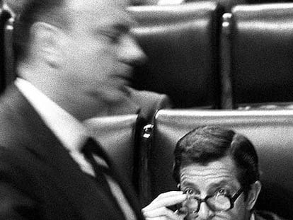 Manuel Fraga pasa ante Adolfo Suárez en el Congreso de los Diputados en 1979.