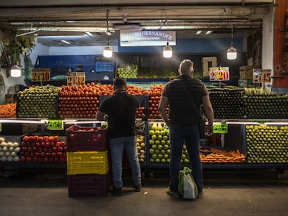 Los clientes compran verduras en el Mercado Central de Abastos en la Ciudad de México, México, el miércoles 12 de enero de 2022.