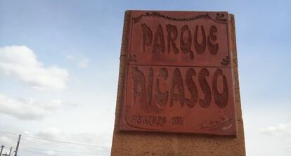 Un monolito en el parque Pablo Picasso en Alcázar de San Juan.