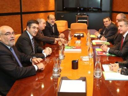 Reunión entre las delegaciones del PSE (a la izquierda) y del PNV.