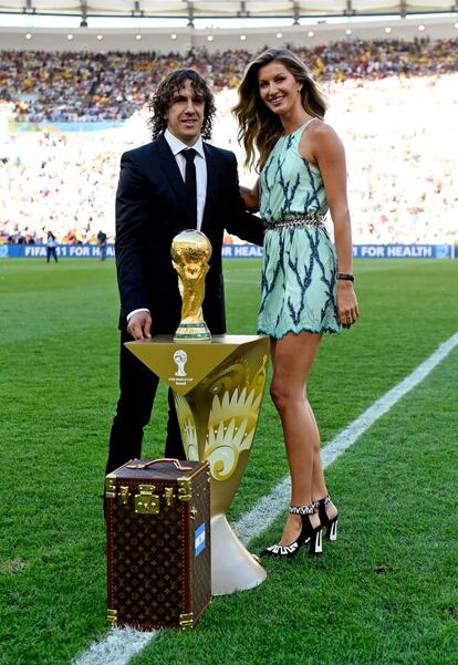 Carles Puyol y Gisele Bündchen en la final del Mundial