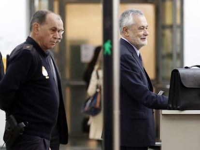 José Antonio Griiñán (right) walks into the Supreme Court on Thursday.