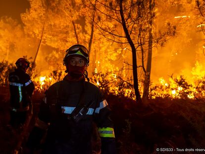 Dos bomberos, en el frente de un incendio cerca de Belin Beliet, al sur de Burdeos (Francia), el 10 de agosto.