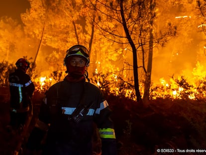 Dos bomberos, en el frente de un incendio cerca de Belin Beliet, al sur de Burdeos (Francia), el 10 de agosto.