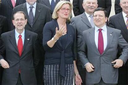 En primera fila (de izquierda a derecha), Solana, Plassnik y Barroso, durante la foto de familia de los ministros.