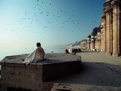 Imagen de la orilla del río Ganges en Varanasi, publicada por Olivier Föll en su libro 'Homenaje a la India'.