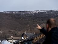 La nieve caída durante el invierno, manchada de gris por la ceniza de los incendios en Vigo de Sanabria, Castilla y León.