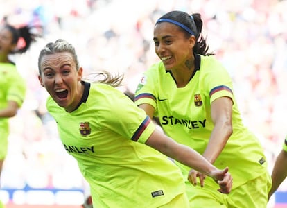 La inglesa Toni Duggan y la brasileña Andressa Alves, ambas internacionales y jugadoras del FC Barcelona, celebran un gol durante una jornada de la Liga Iberdrola.