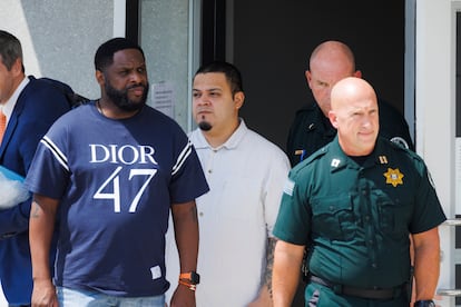 Kilmar Abrego García (tercero por la izquierda) abandona la carcel estatal de Putnam, en el Estado de Tennessee