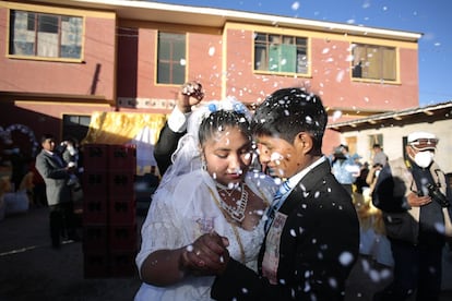 Uyuni, Bolivia, 2 de octubre de 2021: Paola, junto a Samuel bailan después de haber contraído matrimonio.