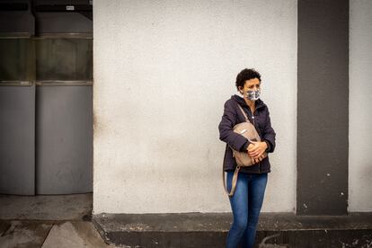 Gislene, também com sintomas de covid-19, espera do lado de fora do Hospital Municipal Tide Setúbal, em São Paulo, para ter notícias de seu marido, internado na unidade, na tarde fria de 14 de maio de 2020.