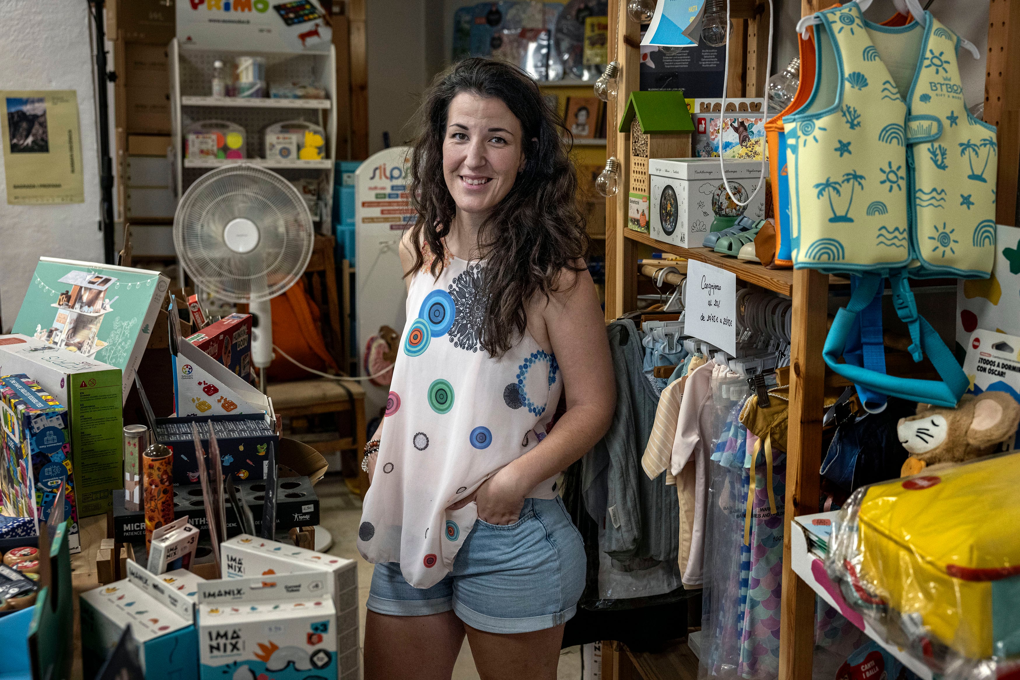 En la imagen Marina Gutiérrez dueña de la tienda de juguetes Bamboo Kids, que ha acogido el Festival Russafa Escènica en Valencia. 