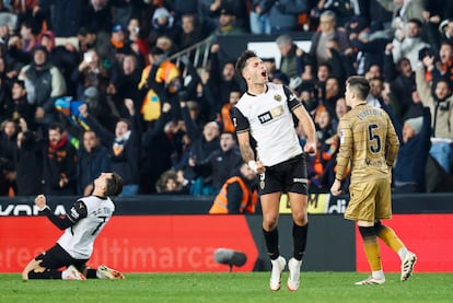 Los jugadores del Valencia Sergi Canos (i) y Hugo Duro celebran la victoria ante la Real Sociedad este domingo en Mestalla.