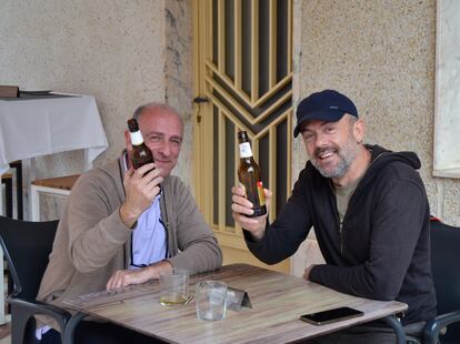 Greg (a la derecha) y su amigo Alfonso en un bar de Fuente Álamo (Murcia), este jueves.