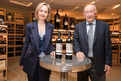 Alejandro Fernández y su hija Eva Fernández durante la presentación de un vino en Madrid en mayo de 2019. 