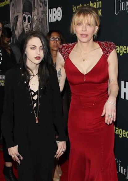 Frances Bean Cobain e sua mãe, Courtney Love, em Los Angeles na estreia do documentário para HBO 'Kurt Cobain: Montage Of Heck'. Foi em 21 de abril de 2015.