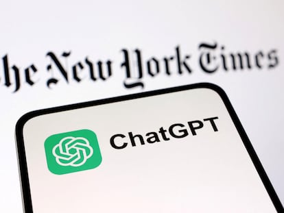 Logos de ChatGPT y de 'The New York Times'.