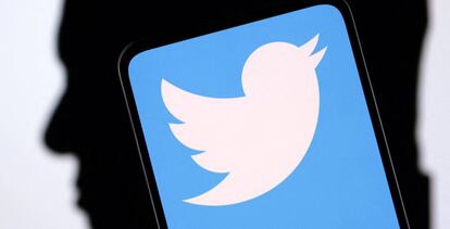 Logo de Twitter, superpuesto a la silueta de Elon Musk, dueño de la red social.