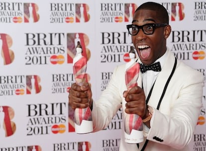 El rapero Tinie Tempah fue uno de los grandes nombres de la noche que fue galardonado con el premio al artista britnico revelacin y al mejor single por <i>Pass Out <i></i></i>