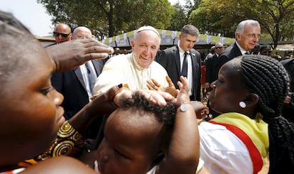 El papa Francisco bendice a los niños durante su visita a un campamento para refugiados en Bangui.