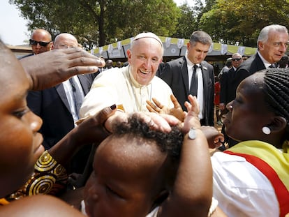 El papa Francisco durante su visita a un campamento para refugiados en Bangui (República Centroafricana).