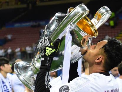 Keylor Navas besa el trofeo de la Champions League.