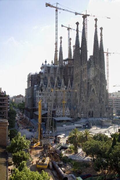 Obras del AVE junto a la Sagrada Familia.