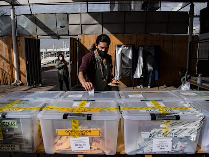 Un hombre vota en Santiago en las elecciones para elegir constituyentes, gobernadores y alcaldes en Chile, el 16 de mayo de 2021.