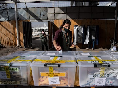 Um homem vota em Santiago, Chile, em 16 de março de 2021, para escolher prefeitos, vereadores e uma Assembleia Constituinte para reescrever a Constituição.