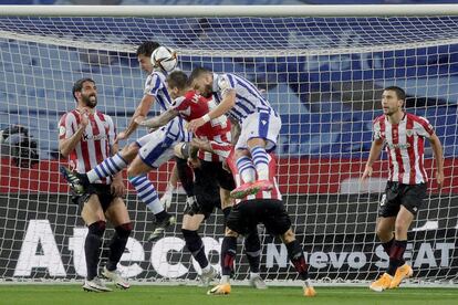 Jugadores del Athletic Club y de la Real Sociedad durante la final de la Copa del Rey.