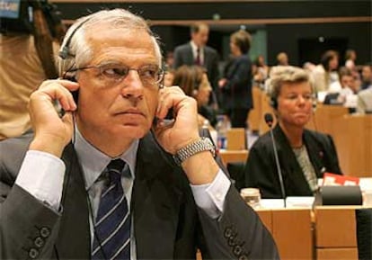 El eurodiputado Josep Borrell, durante la reunión del PSE esta mañana en Bruselas.