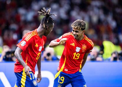 Lamine Yamal (derecha) y Nico Williams celebran el primer gol de España ante Alemania en los cuartos de final de la Eurocopa.