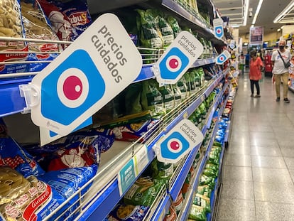 Personas observan productos en un supermercado de Buenos Aires (Argentina).