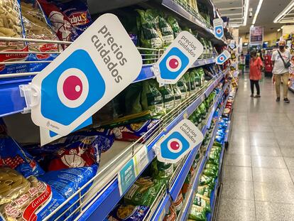 Personas observan productos en un supermercado, este martes en Buenos Aires (Argentina).