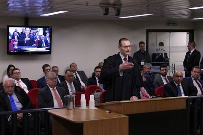 El abogado del ex presidente Cristiano Zanin (centro), en un momento de la sentencia de apelación.